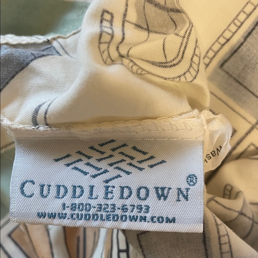 Two pillowcases with a unique city design. - Picture 6 of 7